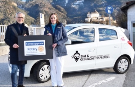 Der Präsident des Rotary Clubs Kufstein, Prim. Dr. Bruno Reitter, übergibt das Fahrzeug an Mag.a Petra Cattelan, der Geschäftsführerin des Sozial- und Gesundheitssprengels Kufstein-Schwoich-Thiersee. Foto: edinger.cc